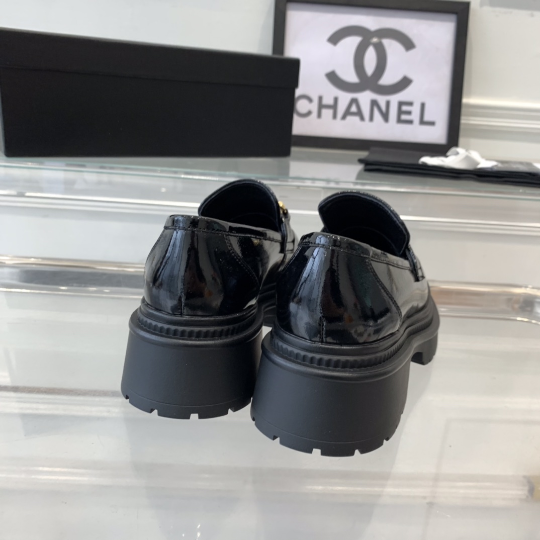 Chanel Chanel新款厚底半拖鞋 延续学士风风格