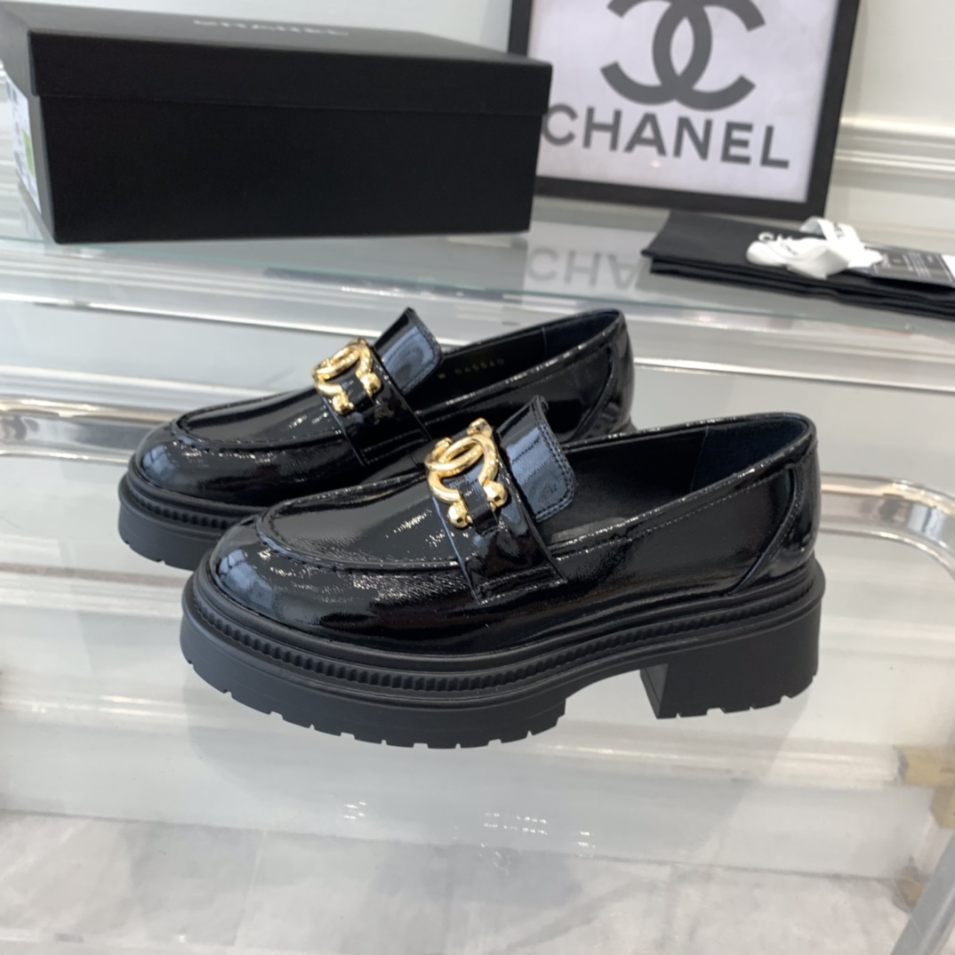 Chanel Chanel新款厚底半拖鞋 延续学士风风格
