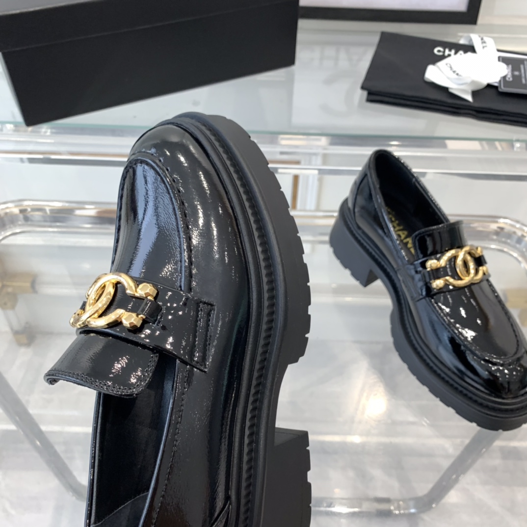 Chanel Chanel新款厚底半拖鞋 延续学士风风格