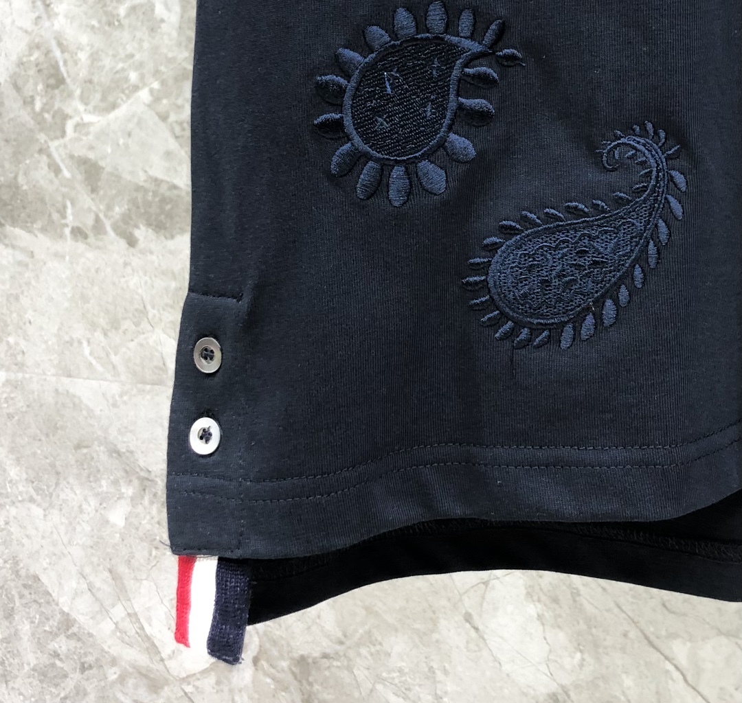 刺绣花朵平纹圆领短袖T  

码数：1-5  颜色：灰色、藏青、白色