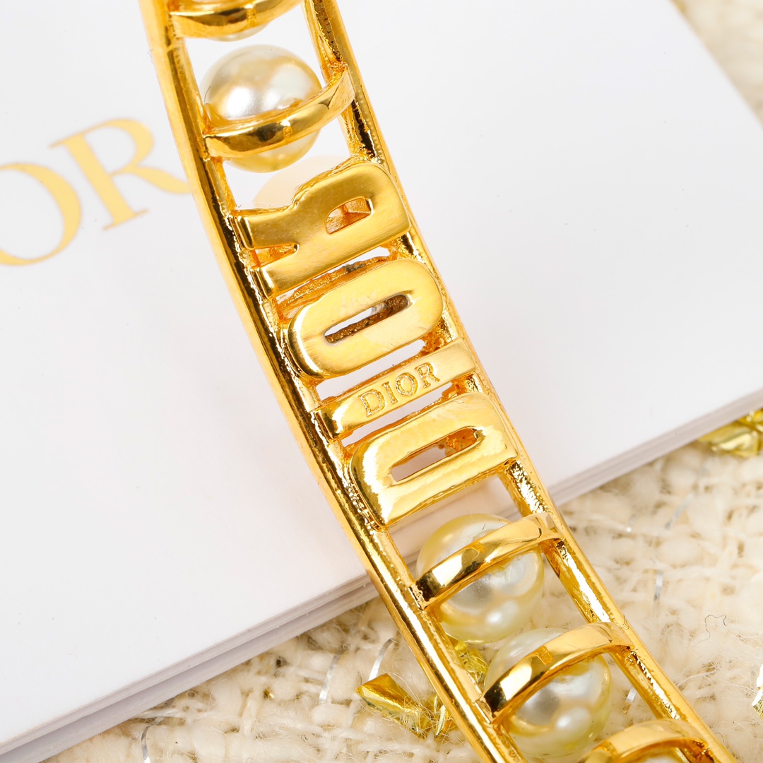 认准业内唯一一家购入正品做货的上家[机智]量大咨询客服Dior珍珠字母手镯这么屌上手又这么美绝对谁带谁好
