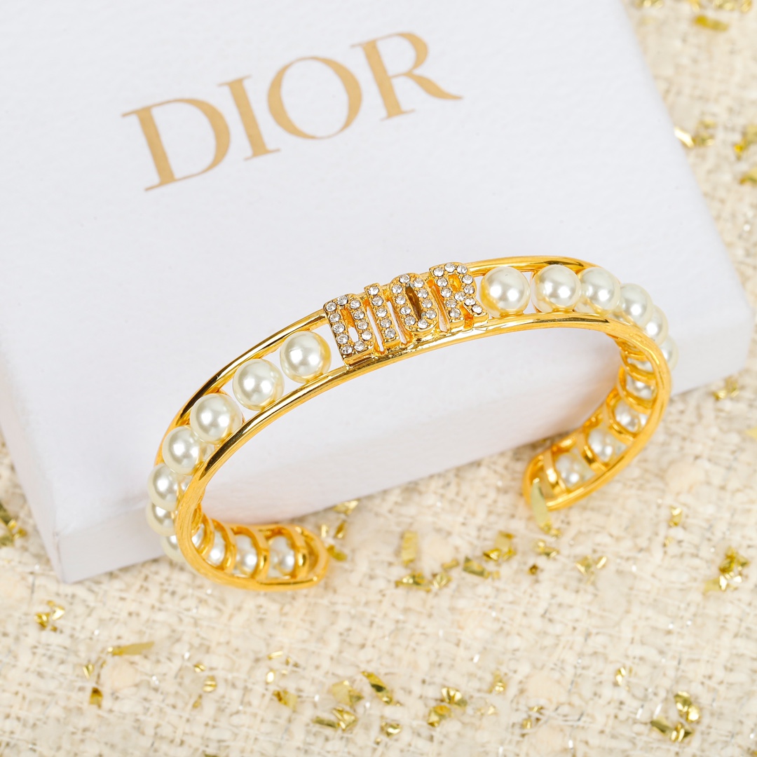 认准业内唯一一家购入正品做货的上家[机智]量大咨询客服Dior珍珠字母手镯这么屌上手又这么美绝对谁带谁好