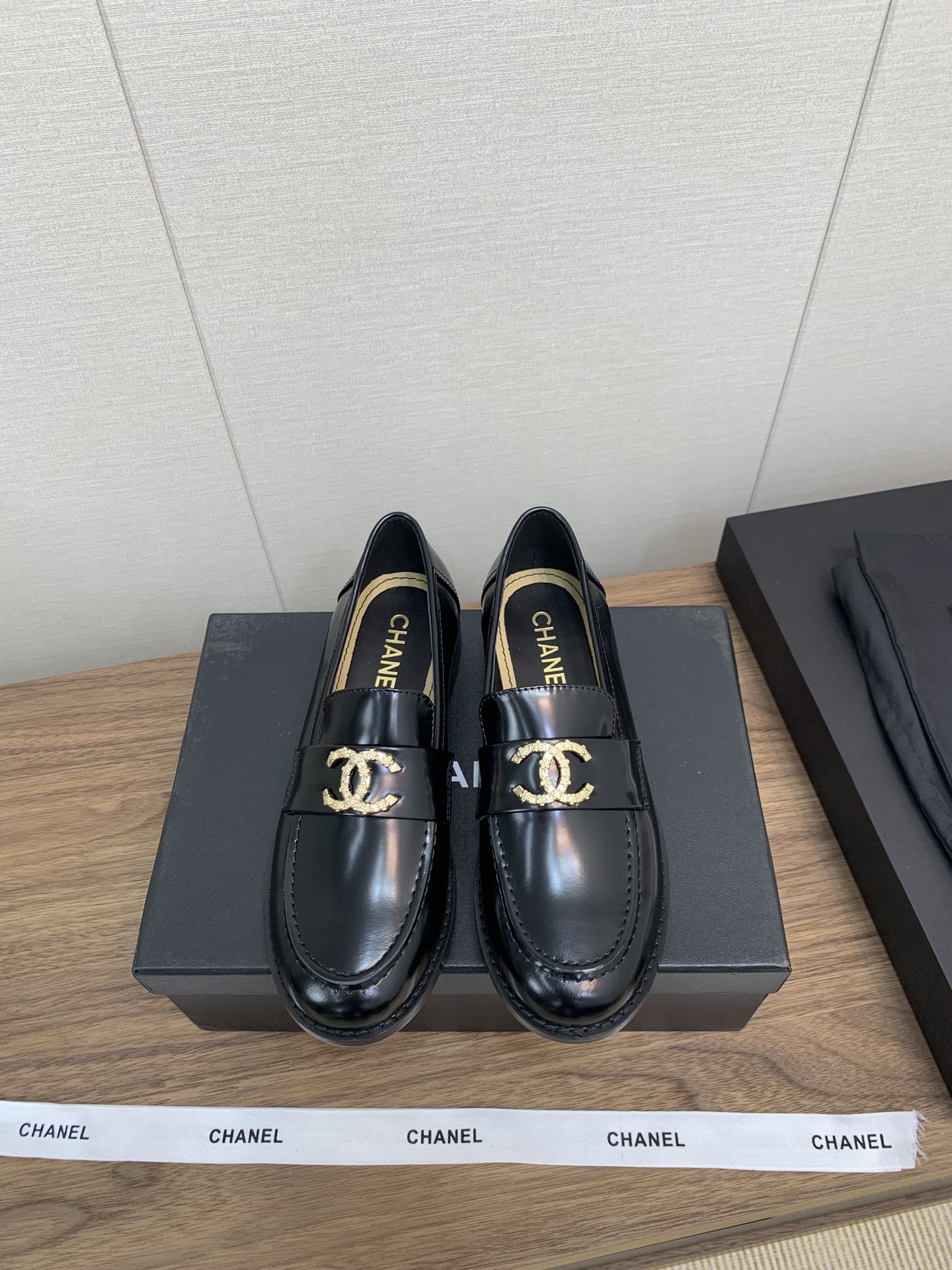 NO:653649,CHANE*25s new style first release Loaf leather shoes, super easy to wear retro fashionable small leather shoes, versatile and age-reducing!  A must-have for heightening your height in autumn and winter, recommended for not tiring your feet!  !  !  Original molded embossed double C buckle, black gold classic and versatile!  Original open edge beaded cowhide for the upper, sheepskin lining for the feet, original open mold combination genuine leather sole, code number 35-39 (customized for 40), loafers, chanel, loafers, cowhide, sheepskin19860909CHANE*25s 新款 首发 乐福小皮鞋 超好穿的复古时髦小皮鞋 百搭减龄！小增高秋冬必备,不累脚推荐！！！ 原版开模浮雕双c扣,黑金经典百搭！ 鞋面原版开边珠牛皮,内里垫脚羊皮 原版开模组合真皮底 码数35-39（40定做）,乐福鞋,chanel,loafers,cowhide,sheepskin,Women's Shoes