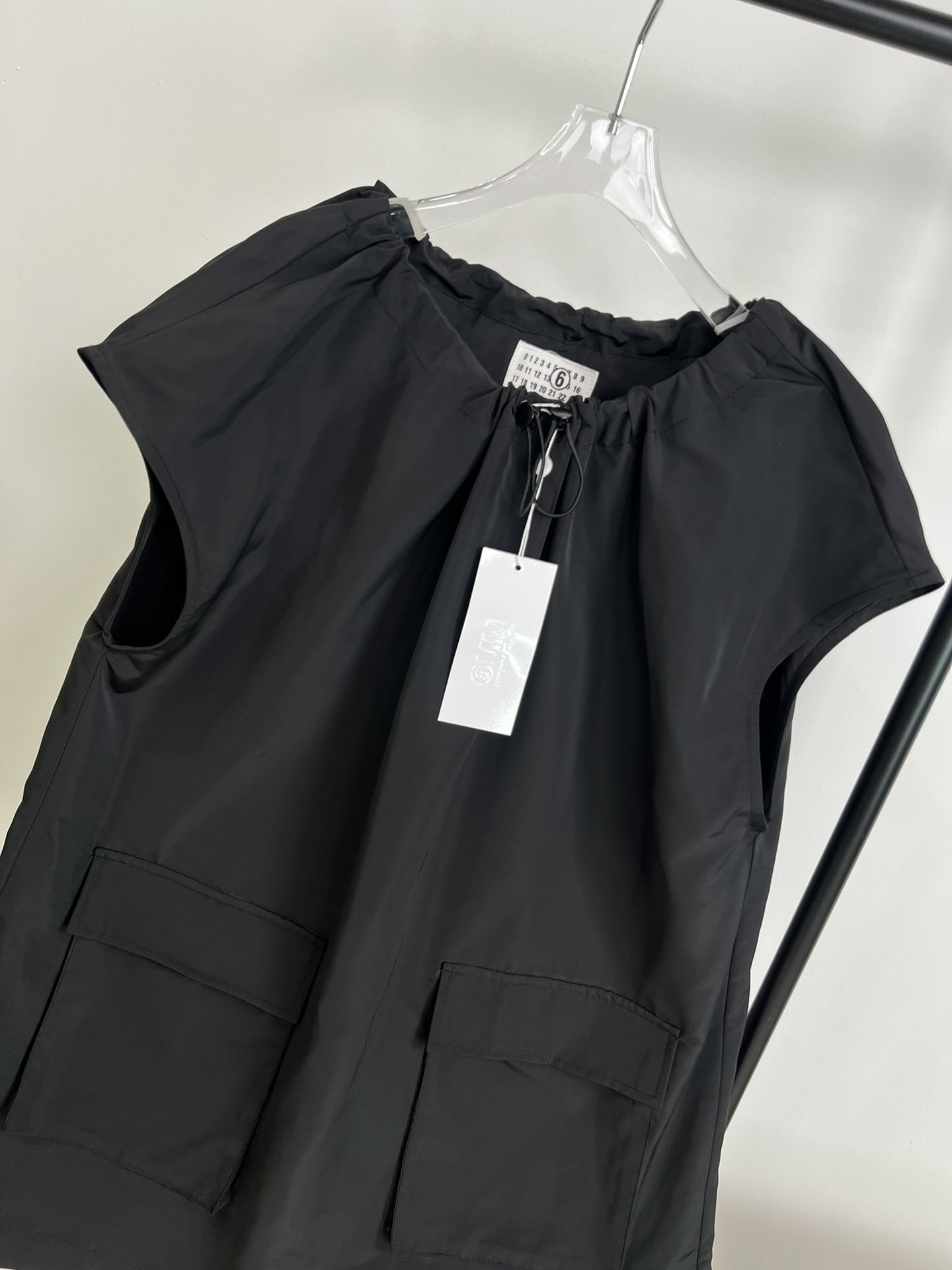 新款️！马吉拉24夏季新款！工装裙领口抽绳设计版型宽松！完全不挑身材经典黑咖两色超级洋气百搭！两色三码！