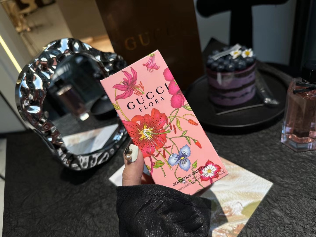 Gucci Perfume Black Pink Red White Spring/Summer Collection