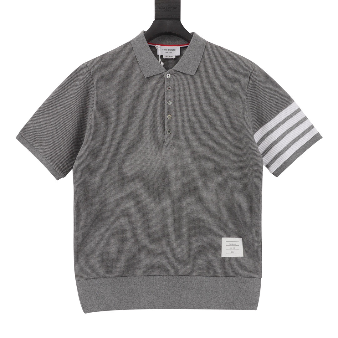 Polo de manga corta Thom Browne clásico de cuatro barras en tejido waffle. Confeccionado con tejido waffle de algodón d…