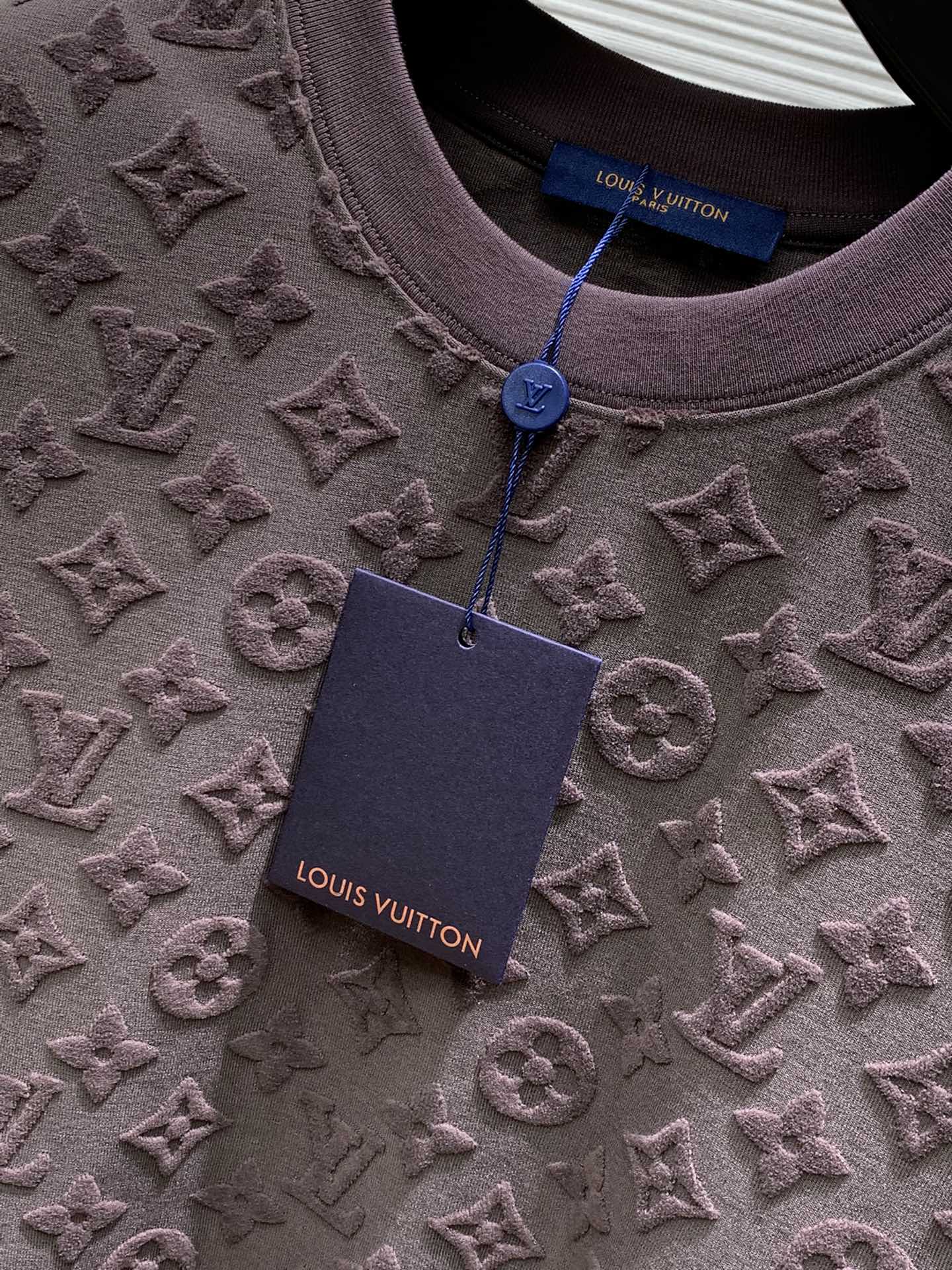 LouisVuitton路易威登2024初夏最新款专柜同步有售原单狠货时尚休闲圆领针织短袖T恤上身很有特