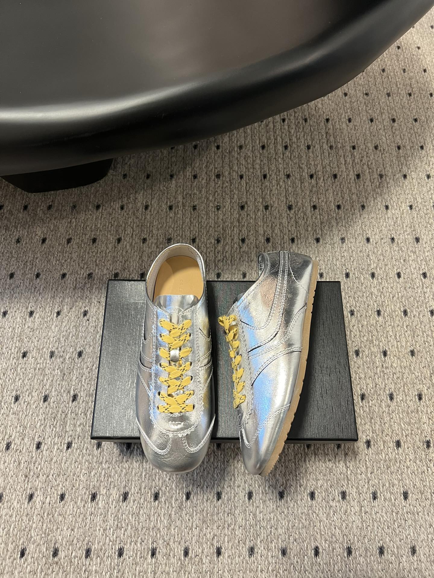 
代购级小众 Dries Van Noten·DVN 复古德训鞋

dvn的德训鞋也太美了吧  drie