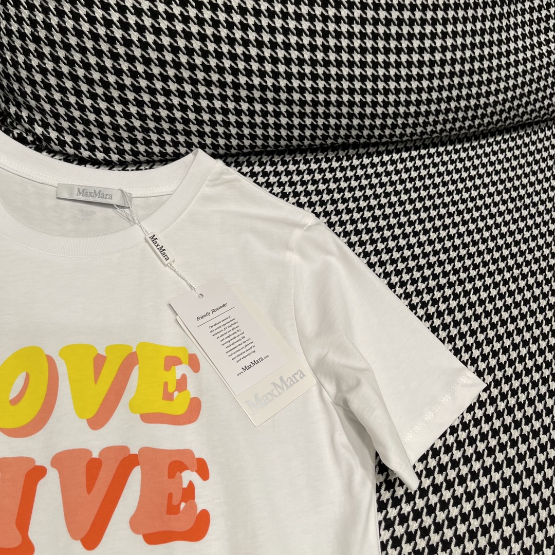 Max2024春夏字母T恤夏日字母图案设计一款穿上就爱不释手的短袖T恤整件采用优质纯棉面料百搭不挑人一个