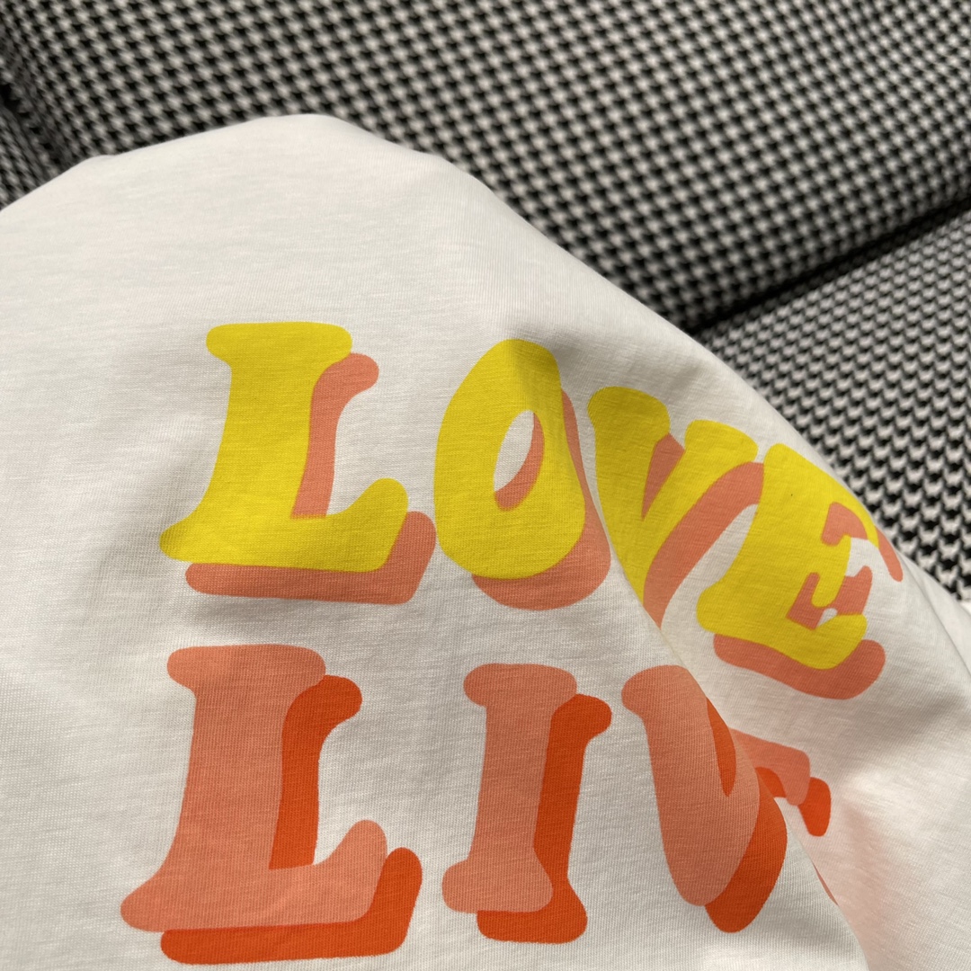 Max2024春夏字母T恤夏日字母图案设计一款穿上就爱不释手的短袖T恤整件采用优质纯棉面料百搭不挑人一个