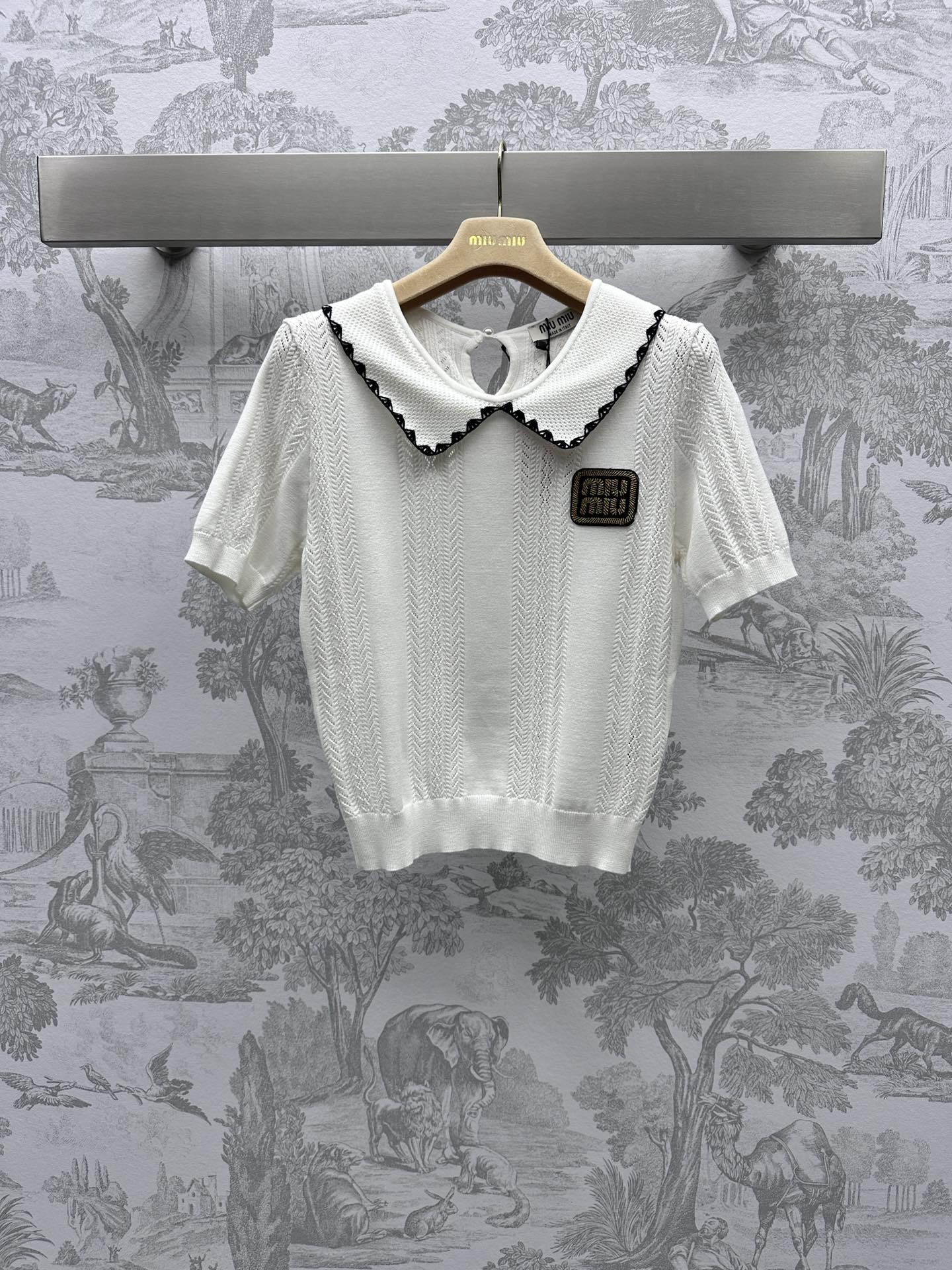 NO:696550,Miumi* new product on the shelves Lace lapel short-sleeved knitted custom YB imported wool material Classic black and white contrasting colors Endurable and versatile Fabric and accessories development Lapel short top tailoring Slimming temperament Plaid letters on the front of the chest are embellished and decorated Exquisitely reducing age Miu family classics make fairies more delicate and charming High version 2 colors,,miumiu,T-shirt,19860909Miumi*新品上架花边翻领短袖针织定制YB进口羊毛材质 经典黑白撞色 耐看百搭 面辅料开发 翻领短款上衣剪裁 显瘦气质 胸前方格字母章仔点缀装饰 精美减龄 Miu家经典之作 让仙女更为娇俏动人   高版本2色,,miumiu,T-shirt,,Women's clothing