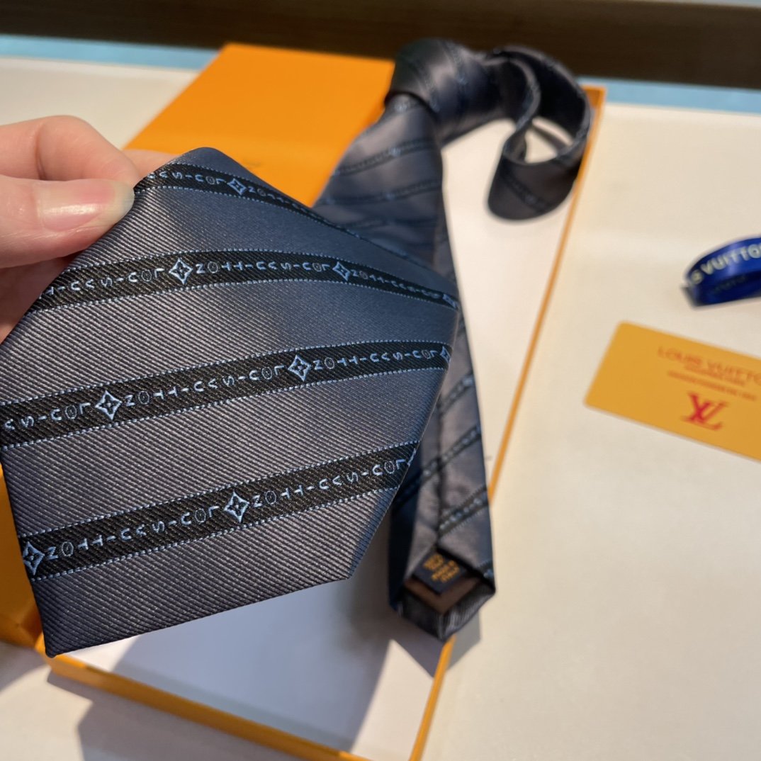 特价配包装专柜同歩精致的小Logo提花低调奢华大气的配色这款领带将Lv标志性的Damier图案以同色调手