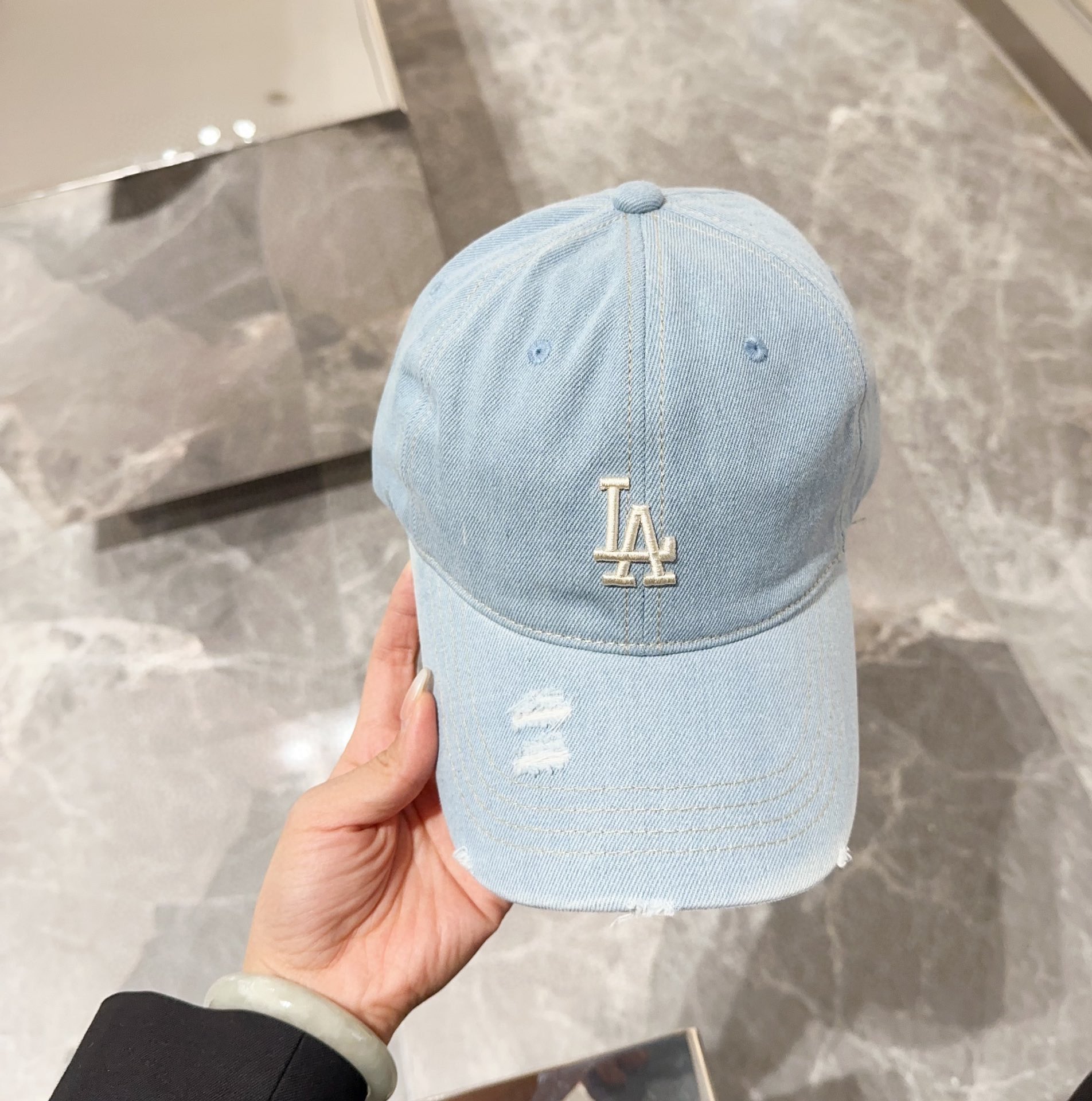 NO:195429,LA counter new embroidered baseball cap, big brands synchronized, super easy to match, shipped!  Hat fisherman hat baseball hat knit hat, hat, espadrilles,hats19860909LA专柜新款刺绣款棒球帽,大牌同步,超好搭配,出货！帽子渔夫帽棒球帽针织帽,帽子,espadrilles,hats,hat