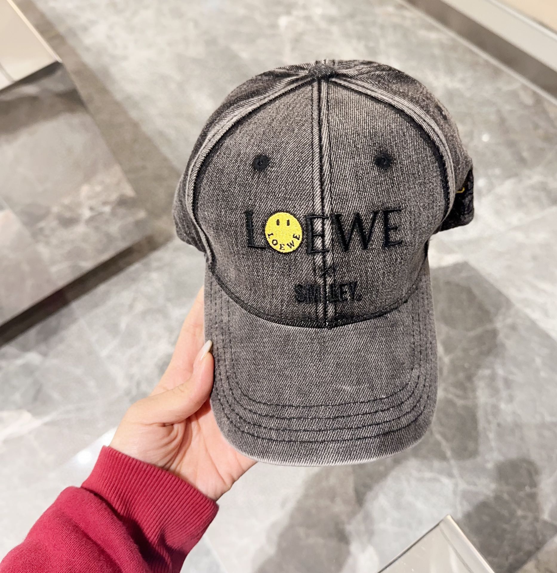 NO:195446,Loewe Loewe's new baseball cap contrast embroidered letters, appearance, four-season style with sun protection, closed eyes and hat, fisherman's hat, baseball cap knit hat, hat, loewe, loewe, espadrilles, hats19860909Loewe罗意威新款棒球帽 撞色刺绣字母,颜值担当, 遮阳挡风的四季款,闭眼入帽子渔夫帽棒球帽针织帽,帽子,loewe,loewe,espadrilles,hats,hat