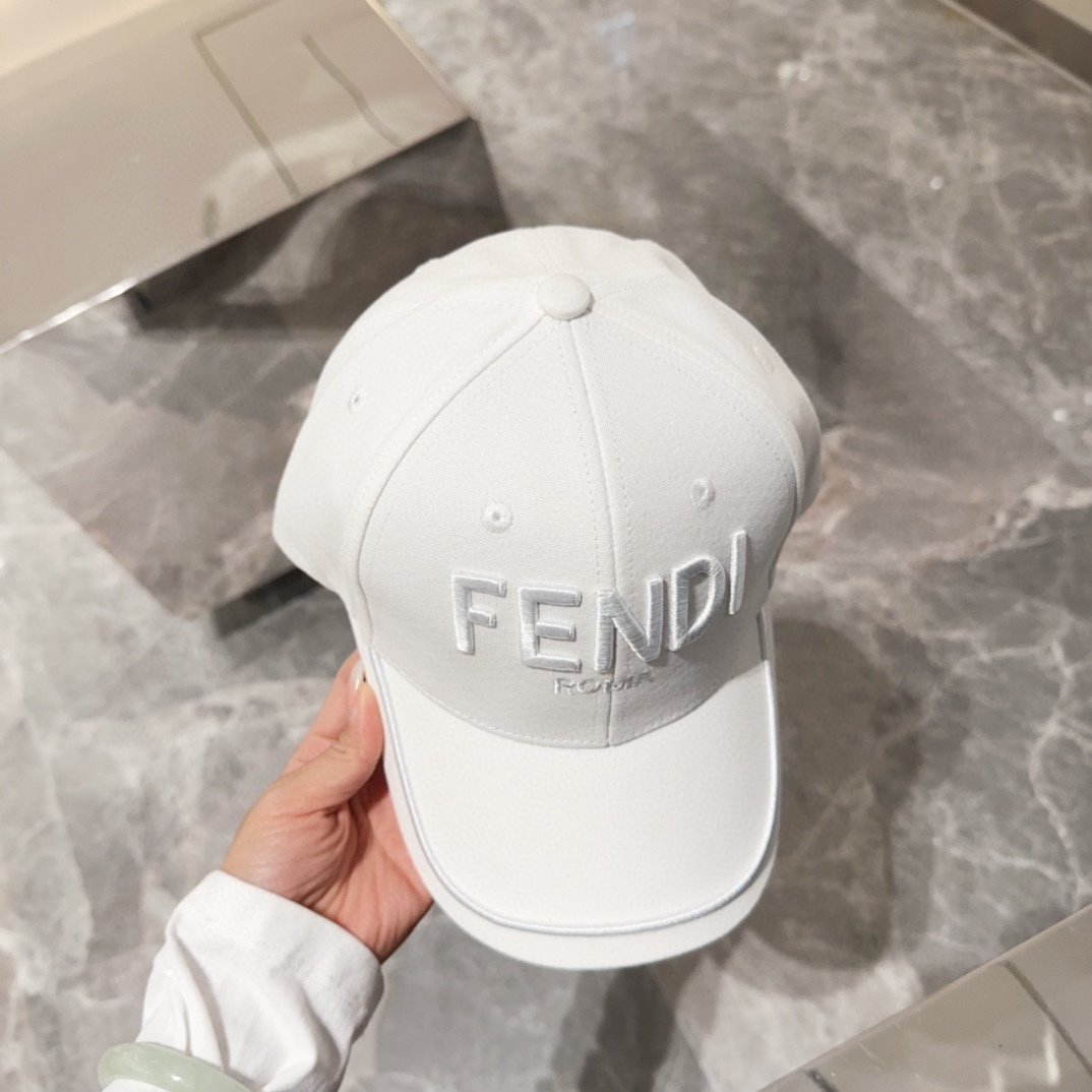 芬迪FF原单棒球帽比起其他帽子的优势适中的檐有修饰脸型的效果搭配的造型也是以休闲舒适的服装为主适合各种单