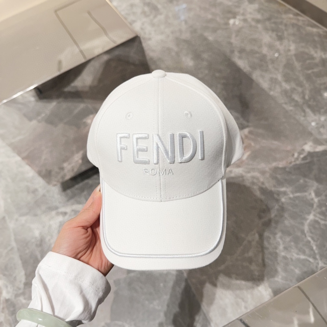 芬迪FF原单棒球帽比起其他帽子的优势适中的檐有修饰脸型的效果搭配的造型也是以休闲舒适的服装为主适合各种单
