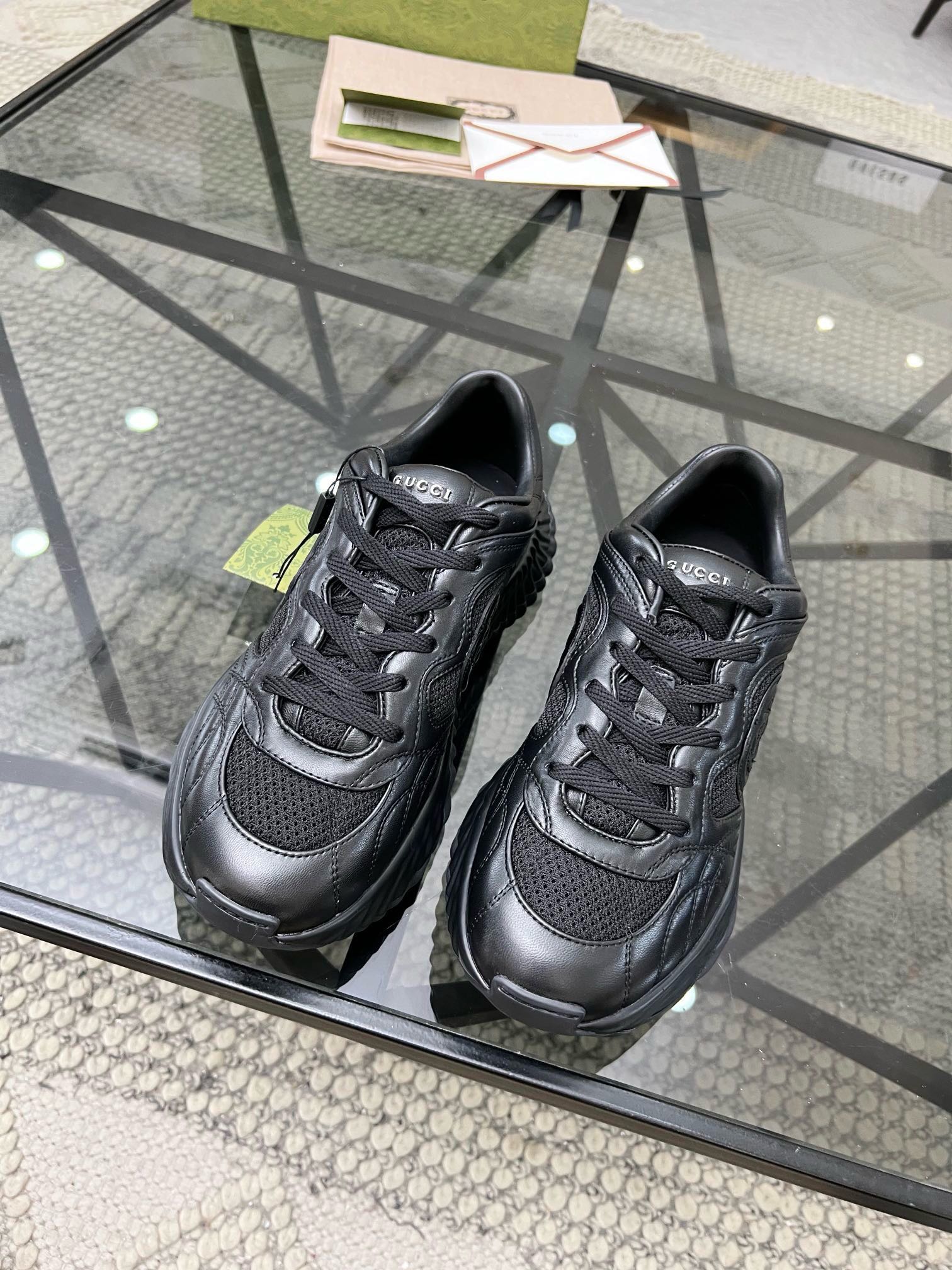 NO:218815,Brand G U C C I color original color matching Number of 35-45 couples price Material Guqi counters same style!  Classic, ageless style, hard to find a shoe in the counter, Rhyton sneakers with thick sole and wide body design, original pattern, complicated process, soft cowhide imported from Italy, top version, you can know by comparing the version, too many ordinary versions in the market, too many, speaking of quality, plus the most difficult original rubber sole, assembled and built with heavy industry, top PK version, rely on strength to instantly kill all versions in the market, details support comparison counter, Guqi, casual shoes, sneakers, cowhide19860909品牌G U C C I 颜色原版配色 码数35-45情侣款 价格 材质古奇专柜同款！经典不老款 专柜一鞋难求,采用厚底宽体设计的Rhyton运动鞋,原版图案 工序复杂 意大利进口柔软牛皮 顶级版本 对比一下版本就知道 市场普通版本太多 太多 拿质量说话 加上最难搞到的原厂橡胶大底 全原厂材料组装重工打造 顶级PK版 靠实力秒杀市场一切版本 细节支持对比专柜,古奇 休闲鞋,sneakers,cowhide,Men's shoes