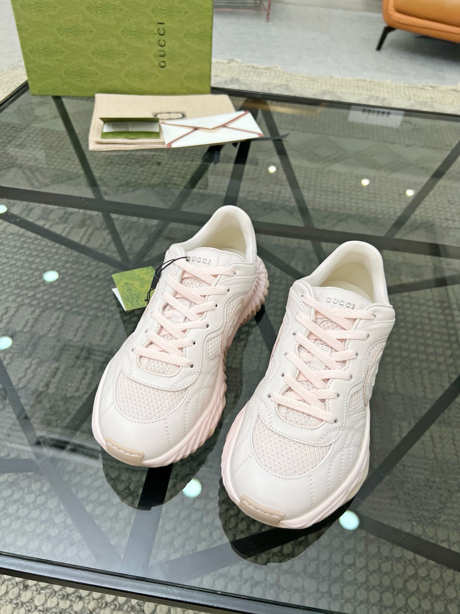 NO:217230,Brand G U C C I color original color matching Number of 35-45 couples price Material Guqi counters same style!  Classic, ageless style, hard to find a shoe in the counter, Rhyton sneakers with thick sole and wide body design, original pattern, complicated process, soft cowhide imported from Italy, top version, you can know by comparing the version, too many ordinary versions in the market, too many, speaking of quality, plus the most difficult original rubber sole, assembled and built with heavy industry, top PK version, rely on strength to instantly kill all versions in the market, details support comparison counter, Guqi, casual shoes, sneakers, cowhide19860909品牌G U C C I 颜色原版配色 码数35-45情侣款 价格 材质古奇专柜同款！经典不老款 专柜一鞋难求,采用厚底宽体设计的Rhyton运动鞋,原版图案 工序复杂 意大利进口柔软牛皮 顶级版本 对比一下版本就知道 市场普通版本太多 太多 拿质量说话 加上最难搞到的原厂橡胶大底 全原厂材料组装重工打造 顶级PK版 靠实力秒杀市场一切版本 细节支持对比专柜,古奇 休闲鞋,sneakers,cowhide,Men's shoes