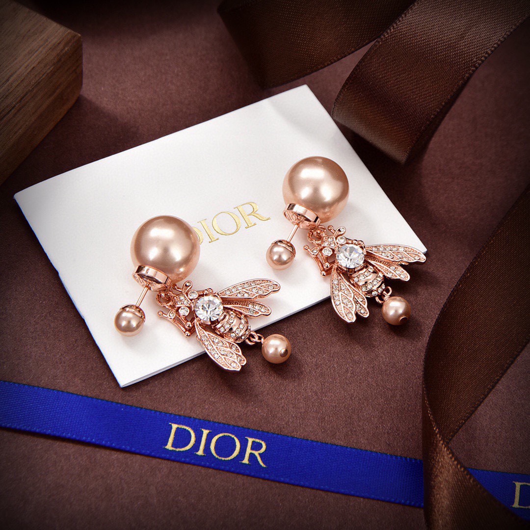 ️迪奥新款一线大牌都爱的Dior迪奥新品蜜蜂耳环金属质感逆袭版字母潮范儿抢风头完全胜任现代年轻人街拍度假