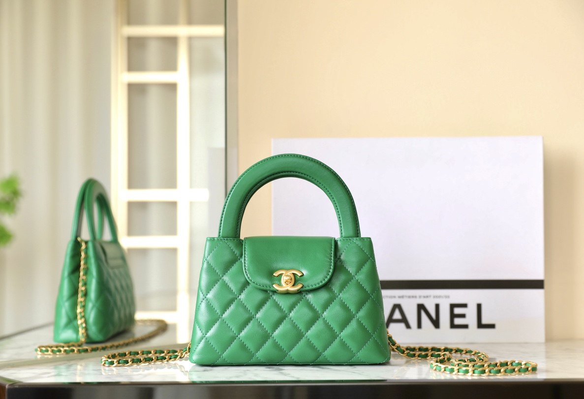 Chanel Good
 Bags Handbags Green Vintage Gold Calfskin Cowhide