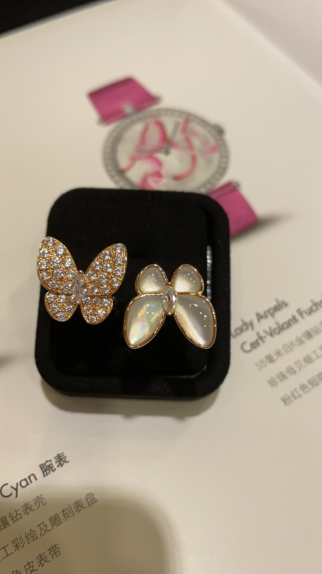 NO:635111,88300, arrived today. High-end jewelry series & white mother-of-pearl full-diamond butterfly rose gold ring. The perfect combination of gentle white mother-of-pearl  vca counter box plus 45,,ring,pure silver,cardia high-end jewelry1986090988300,今日到货 高级珠宝系列  & 白母贝满钻蝴蝶玫瑰金色戒指 温柔白母贝x经典满钻镶嵌的完美搭配 两只蝴蝶翩然立于指间惊艳感十足 白富美名媛气质标配 一年四季百搭 码数size52-54-56 定制款纯银厚镀真金镶嵌高碳钻 天然白母贝 独家珠宝工艺精工版本 戒指带免费盒 vca专柜盒另加45,,ring,pure silver,卡迪亚高端饰品,Jewelry