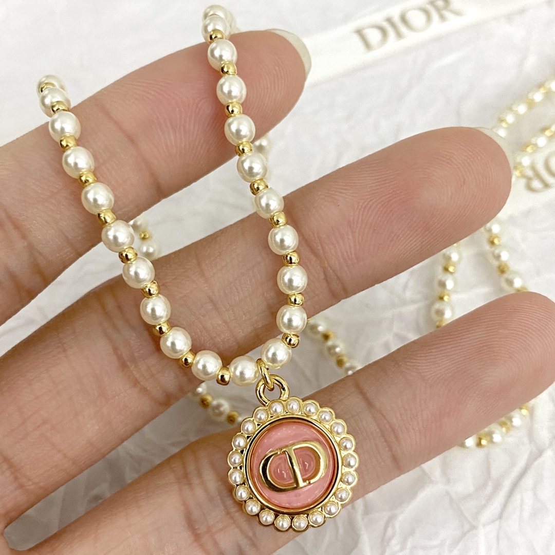今日新款编码N808DIOR项链热销款爆上新迪奥冰晶粉圆形纽扣珍珠项链优雅迷人的项链让你成为焦点！珍珠的