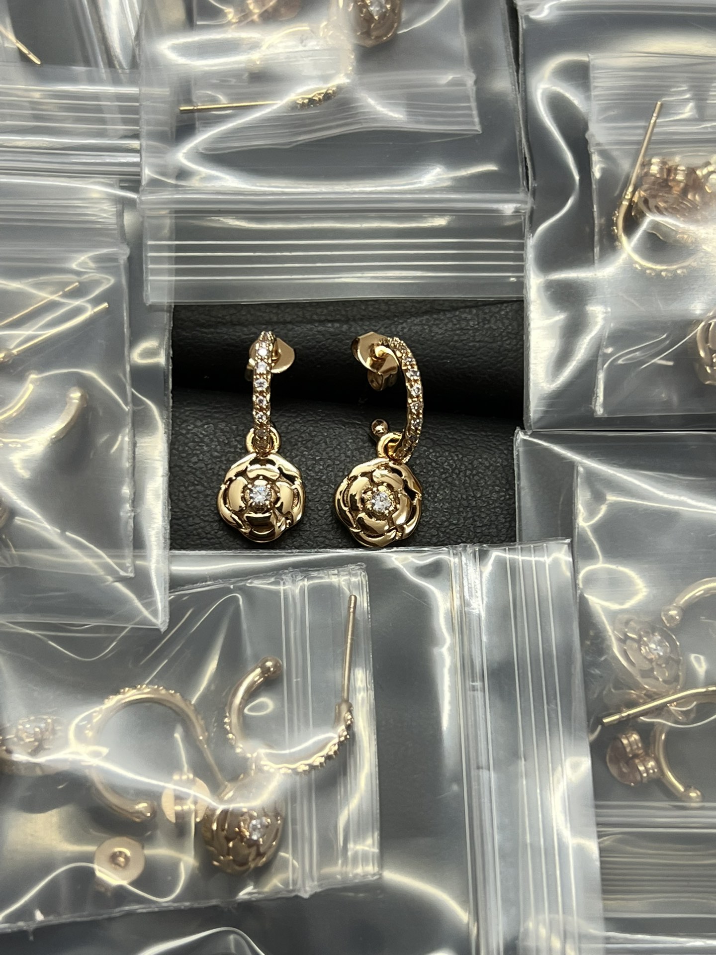 NO:101236,Xiaoxiang new camellia earrings ear hooks, Chanel earrings, chanel, earrings19860909小香新款山茶花耳环耳钩,香奈儿耳钉,chanel,earrings,Jewelry