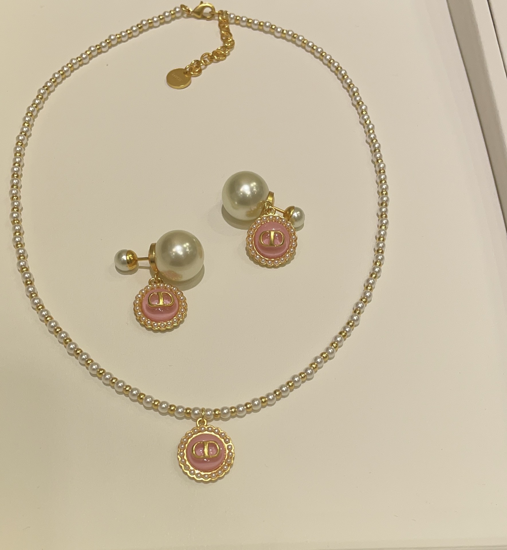 NO:632396,88220, Pink arrived today. New gold CD millet beads pink button necklace. The pink buttons are as crystal clear as jelly~ Paired with gold beads millet beads chain, delicate and delicate. A must-have macaron color for spring and summer. Age-reducing and fashionable, necklace, Cartier high-end jewelry.1986090988220,今日到货粉色 新款金色CD小米珠粉色纽扣项链 粉色小纽扣像果冻一样晶莹剔透～ 搭配金珠小米珠链条秀气精致 春夏必备的马卡龙色系 减龄又时髦,,necklace,卡迪亚高端饰品,Jewelry