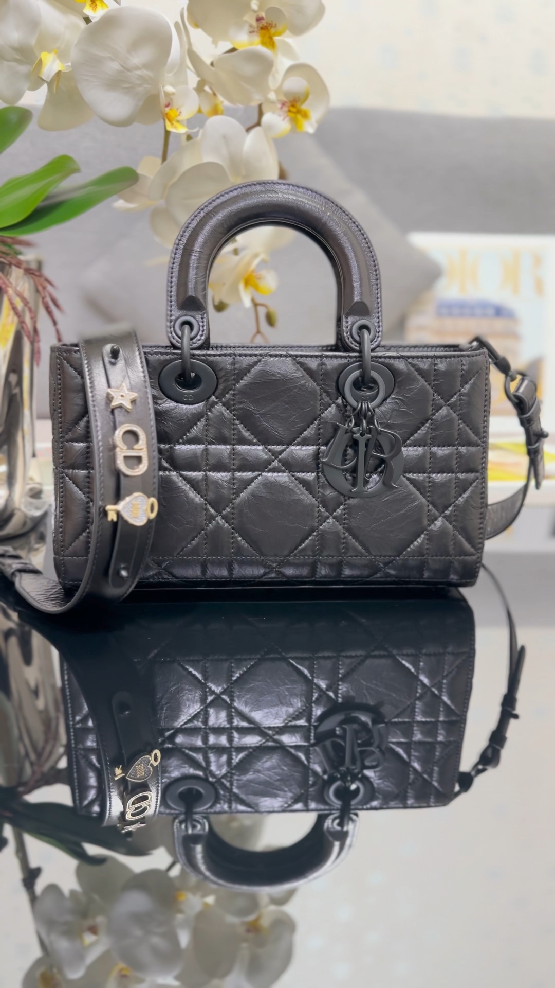 ❤️ Pequeño en piel encerada negra, con tres insignias de diamantes