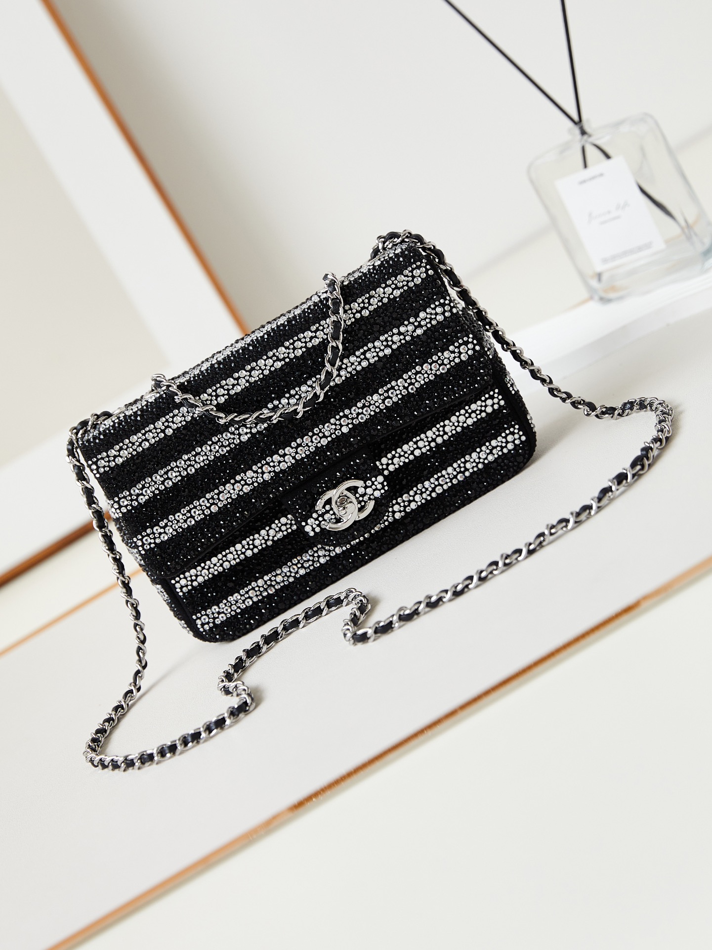 Chane*l 24s ???? 晚宴包 黑白条纹钻????\n非常好看的水钻包、细节满满～????\n20cm evening bag  值得拥有！✔️\n款号AS4297\n尺寸13-21-8\n全套包装