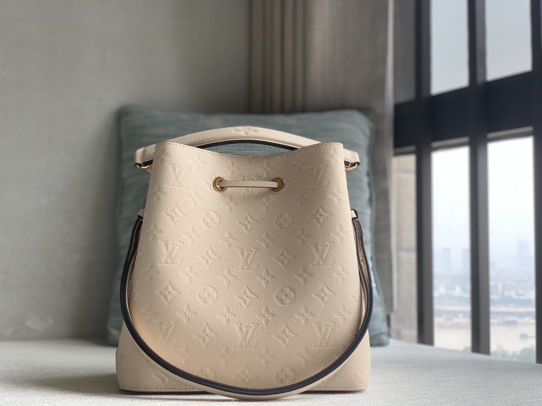 Louis Vuitton 24 new products first purchase special offer [NEONOE medium handbag] m46526 45256 white (embossed calfskin)