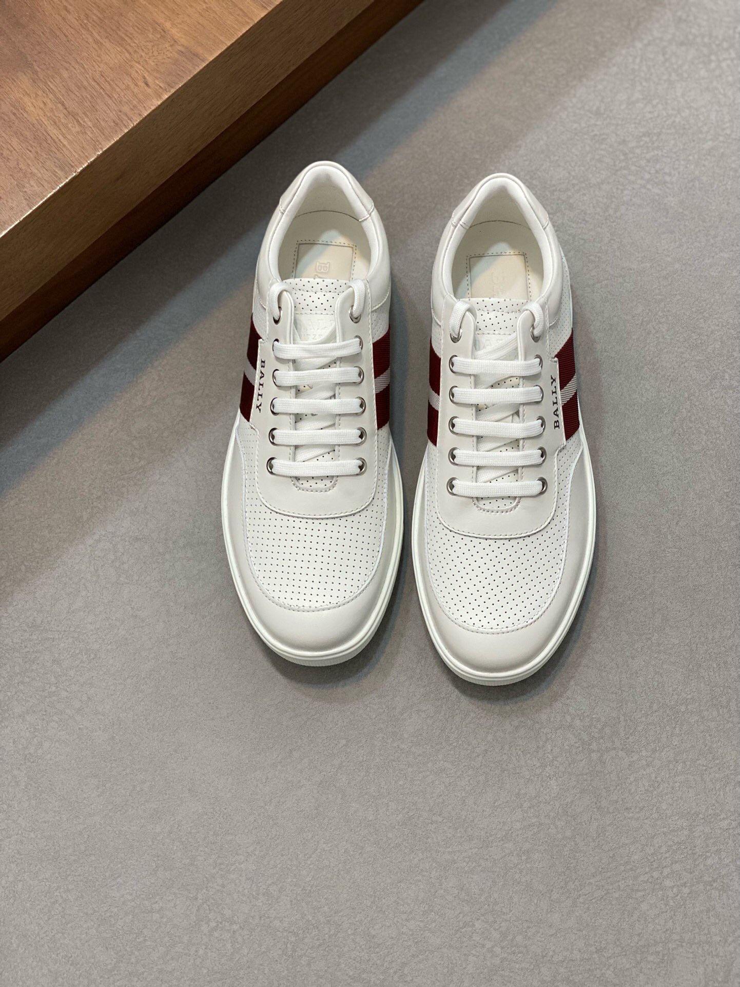 NO:218033,Brand B A L L Y original color matching code number 39-44 standard code Price Material Bally new men's classic casual shoes simple atmospheric super high-quality style choose top layer cowhide with luxurious cowhide inner smooth lines light and comfortable original wear-resistant rubber outsole, Bally casual shoes, ballly, cowhide19860909品牌B A L L Y 颜色原版配色 码数39-44标准码 价格 材质巴利新款男士 经典休闲鞋简约大气超高逼格选用头层牛皮搭配搭配奢华牛皮内里流畅线条轻便舒适原版耐磨橡胶大底,巴利 休闲鞋,bally,cowhide,Men's shoes