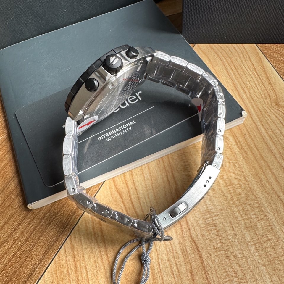 NO:728208,Batch, new packaging plus 60. New model with high appearance value online, hard goods. Original Tagheuer, TAG Heuer F1 series quartz watch, counter 10,000+. ~43mm diameter, sapphire mirror, original movement supports disassembly, ultra-high difficulty brushed steel strap process cannot be imitated, one watch and one code with hangtag, counter synchronization!  Brand new complete set,,tag heue19860909批,新包装加60.新款高颜值上线,硬货.Original Tagheuer,泰格豪雅F1系列 石英表,专柜1万+. ~43mm表径,蓝宝石镜面,原装机芯支持拆机,超高难度精钢拉丝表带工艺无法仿制,一表一码配吊牌,专柜同步！全新全套,,tag heue,Watch