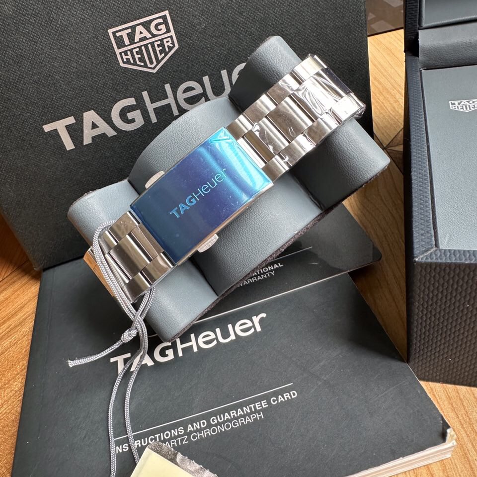 批💰800,新包装加60.新款高颜值上线，硬货。Original Tagheuer,泰格豪雅F1系列 石英表，专柜1万+。 ~43mm表径，蓝宝石镜面，原装机芯支持拆机，超高难度精钢拉丝表带工艺无法仿制，一表一码配吊牌，专柜同步！全新全套