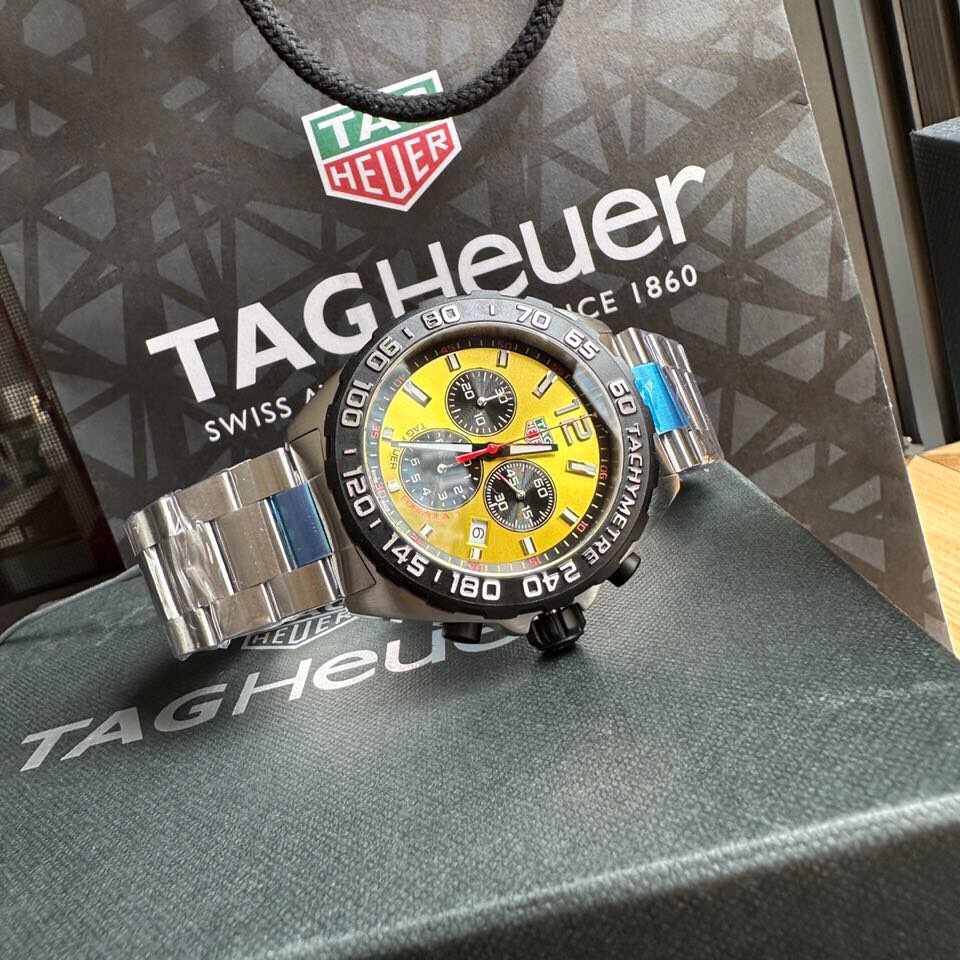 批💰800,新包装加60.新款高颜值上线，硬货。Original Tagheuer,泰格豪雅F1系列 石英表，专柜1万+。 ~43mm表径，蓝宝石镜面，原装机芯支持拆机，超高难度精钢拉丝表带工艺无法仿制，一表一码配吊牌，专柜同步！全新全套