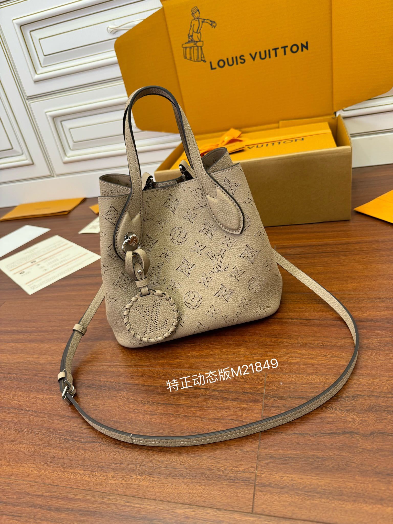 独家首发型号M21849特正版动态码品质提升专柜同步动态电子芯片礼品袋保护纸铜版电子标签合格证皮料是正品
