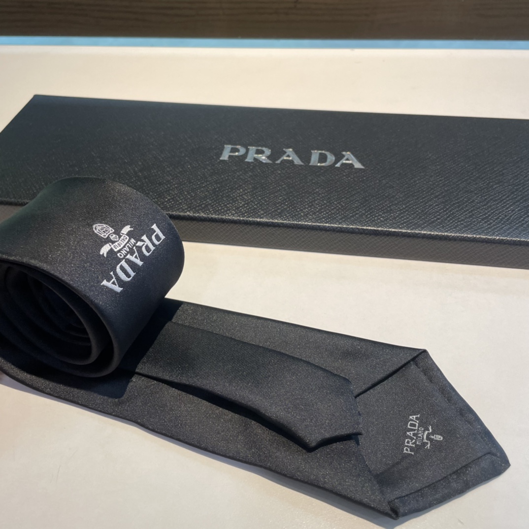 特价特配包装爆款到P家经典领带中性款Prada徽标领带高端定制稀有展现精湛手工与时尚优雅的理想选择这款采