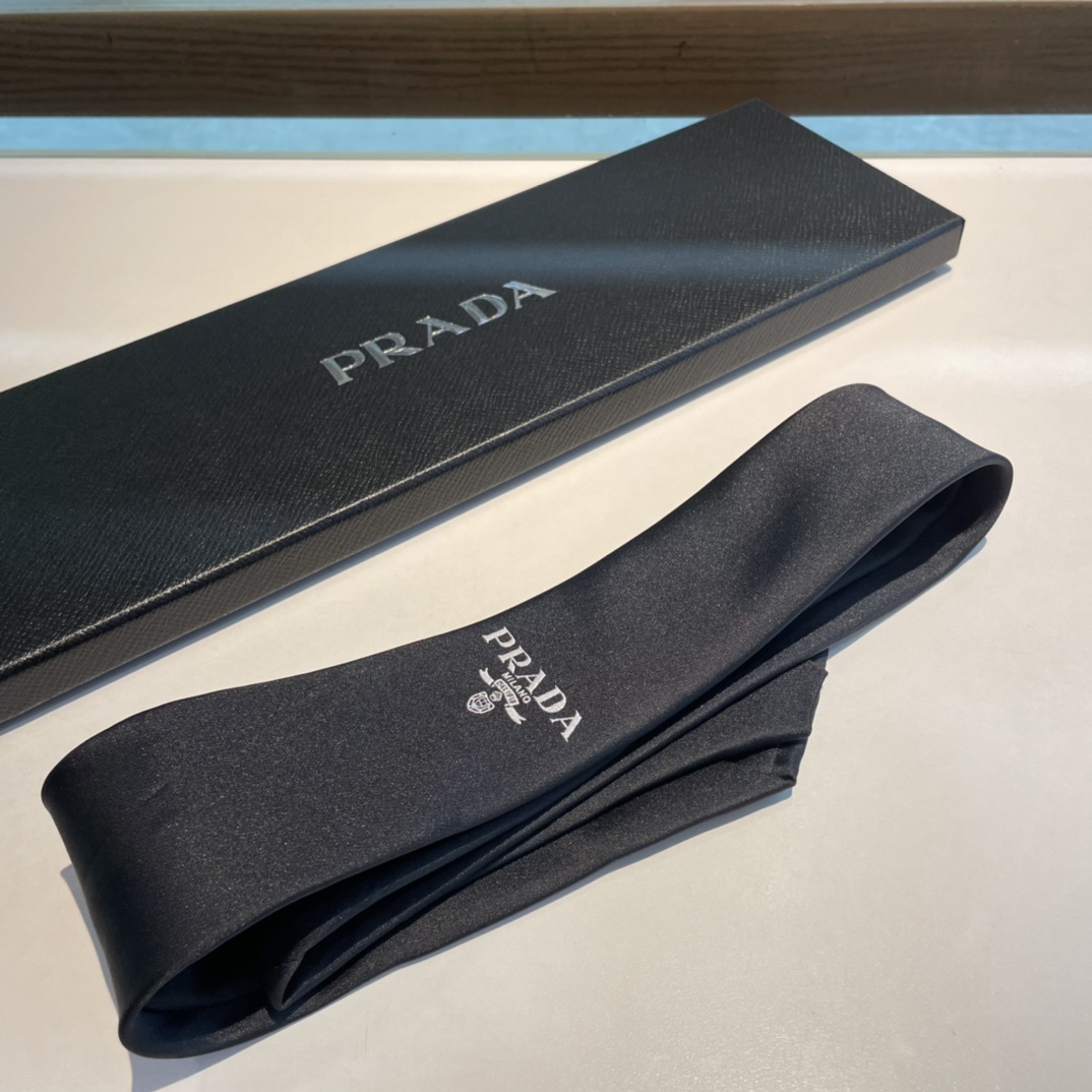 特价特配包装爆款到P家经典领带中性款Prada徽标领带高端定制稀有展现精湛手工与时尚优雅的理想选择这款采