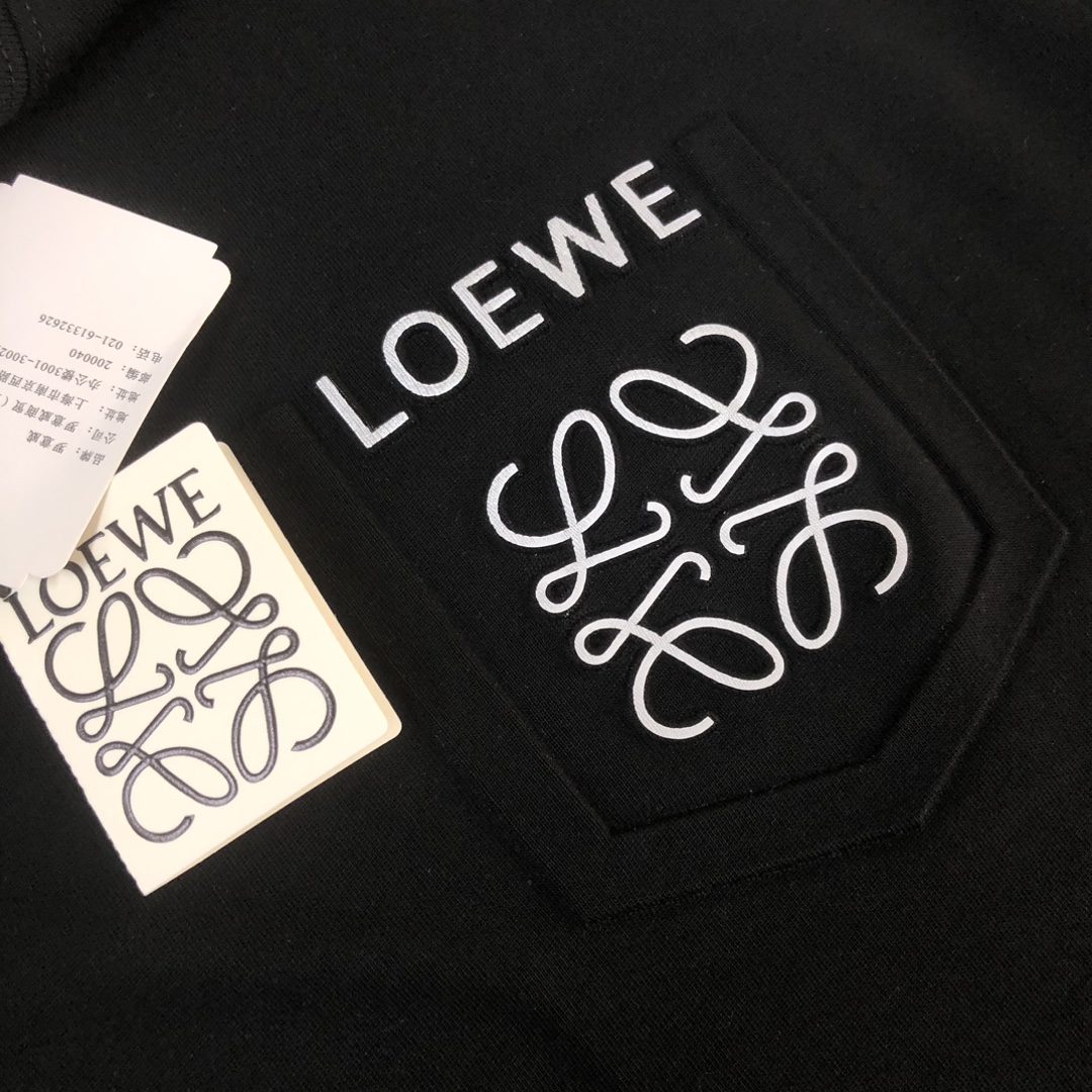 💰85 C✨ LOEWE 罗意威  2024ss春夏新品情侣款圆领T恤🔥 奢华假口袋字母LOGO标识标注👍🏼品牌辨识度超级强 设计感十足👍上身就能体会这款设计带来的年轻与时尚感！整体时尚而有潮流，面料采用客供顶级面料 ，柔软亲肤透气 ，又有很好的挺括 垂感 上身时尚潮流色系，夏季必备单品！
颜色：黑色 白色  蓝色 棕色 玫红色
尺码：XS-S-M-L（宽松版型 下单请报身高体重）