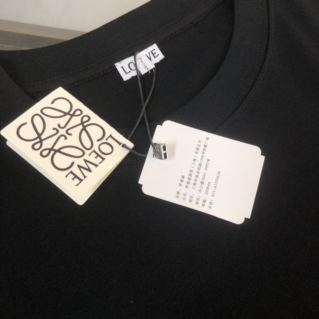 💰85 C✨ LOEWE 罗意威  2024ss春夏新品情侣款圆领T恤🔥 奢华假口袋字母LOGO标识标注👍🏼品牌辨识度超级强 设计感十足👍上身就能体会这款设计带来的年轻与时尚感！整体时尚而有潮流，面料采用客供顶级面料 ，柔软亲肤透气 ，又有很好的挺括 垂感 上身时尚潮流色系，夏季必备单品！
颜色：黑色 白色  蓝色 棕色 玫红色
尺码：XS-S-M-L（宽松版型 下单请报身高体重）