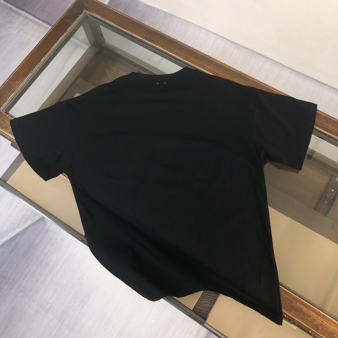 💰85 C✨ LOEWE 罗意威  2024ss春夏新品情侣款圆领T恤🔥 奢华假口袋字母LOGO标识标注👍🏼品牌辨识度超级强 设计感十足👍上身就能体会这款设计带来的年轻与时尚感！整体时尚而有潮流，面料采用客供顶级面料 ，柔软亲肤透气 ，又有很好的挺括 垂感 上身时尚潮流色系，夏季必备单品！
颜色：黑色 白色  蓝色 棕色 玫红色
尺码：XS-S-M-L（宽松版型 下单请报身高体重）