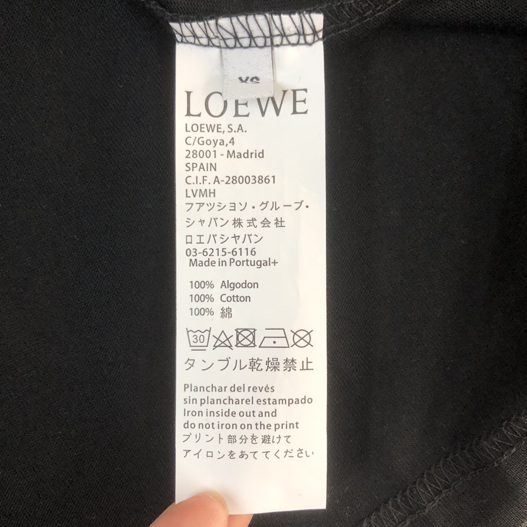 💰85 C✨ LOEWE 罗意威  2024ss春夏新品情侣款圆领T恤🔥 奢华假口袋字母LOGO标识标注👍🏼品牌辨识度超级强 设计感十足👍上身就能体会这款设计带来的年轻与时尚感！整体时尚而有潮流，面料采用客供顶级面料 ，柔软亲肤透气 ，又有很好的挺括 垂感 上身时尚潮流色系，夏季必备单品！
颜色：黑色 白色  蓝色 棕色 玫红色
尺码：XS-S-M-L（宽松版型 下单请报身高体重）