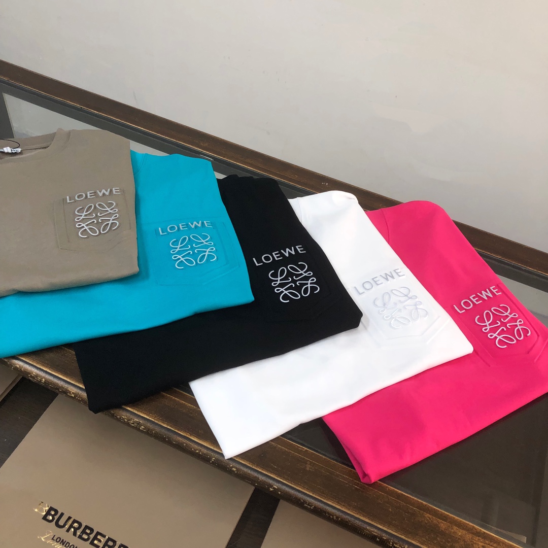 💰85 C✨ LOEWE 罗意威  2024ss春夏新品情侣款圆领T恤🔥 奢华假口袋字母LOGO标识标注👍🏼品牌辨识度超级强 设计感十足👍上身就能体会这款设计带来的年轻与时尚感！整体时尚而有潮流，面料采用客供顶级面料 ，柔软亲肤透气 ，又有很好的挺括 垂感 上身时尚潮流色系，夏季必备单品！
颜色：黑色 白色  蓝色 棕色 玫红色
尺码：XS-S-M-L（宽松版型 下单请报身高体重）