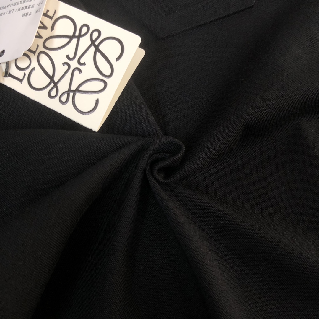 💰85 C✨ LOEWE 罗意威  2024ss春夏新品情侣款圆领T恤🔥 奢华假口袋字母LOGO标识标注👍🏼品牌辨识度超级强 设计感十足👍上身就能体会这款设计带来的年轻与时尚感！整体时尚而有潮流，面料采用客供顶级面料 ，柔软亲肤透气 ，又有很好的挺括 垂感 上身时尚潮流色系，夏季必备单品！
颜色：黑色 白色  蓝色 棕色 玫红色
尺码：XS-S-M-L（宽松版型 下单请报身高体重）