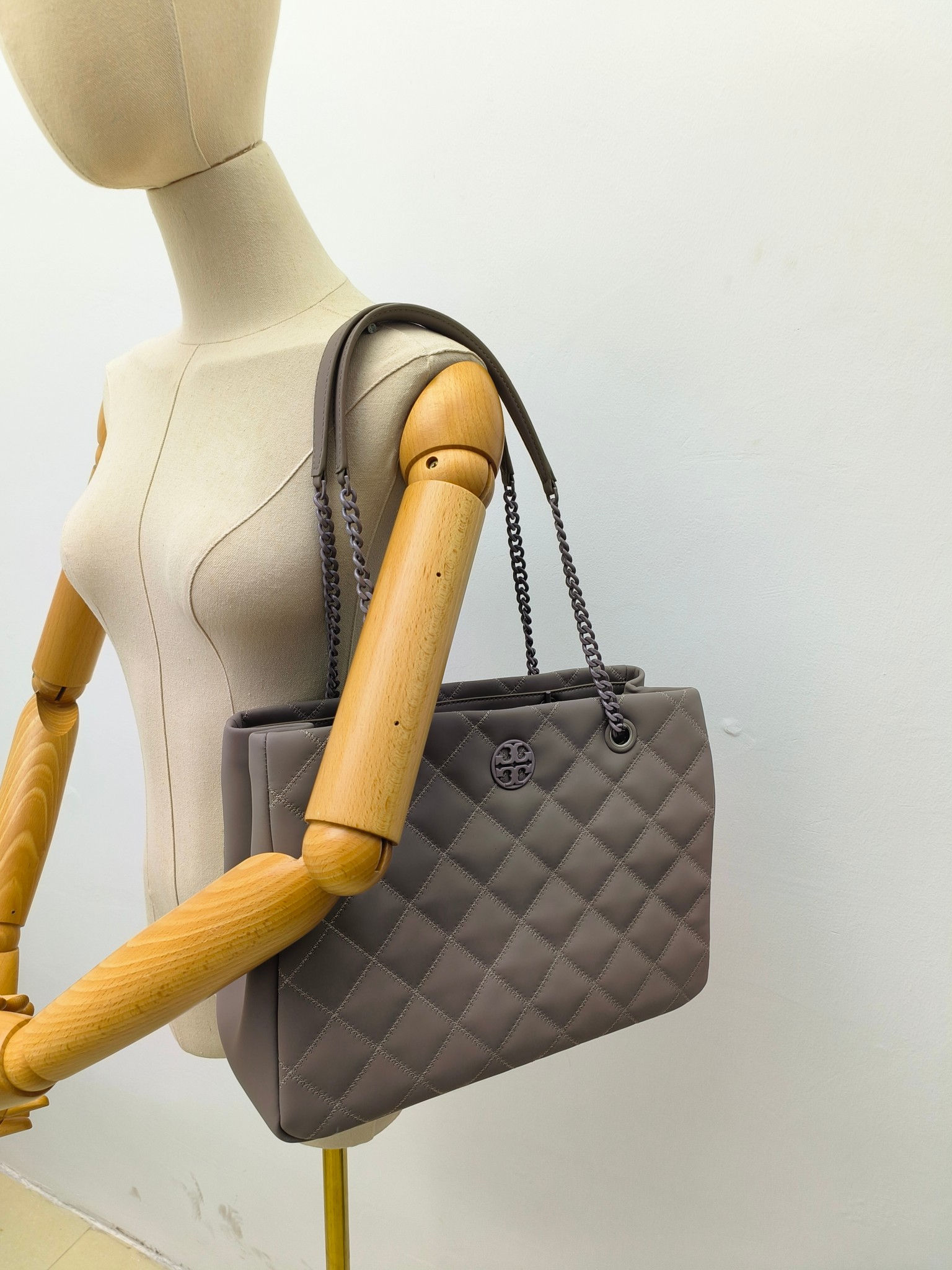 Tory Burch ～003#最新款 手提包 单肩包 磨沙皮 菱格车线工艺 袋口有磁扣 中格一拉链 容量大