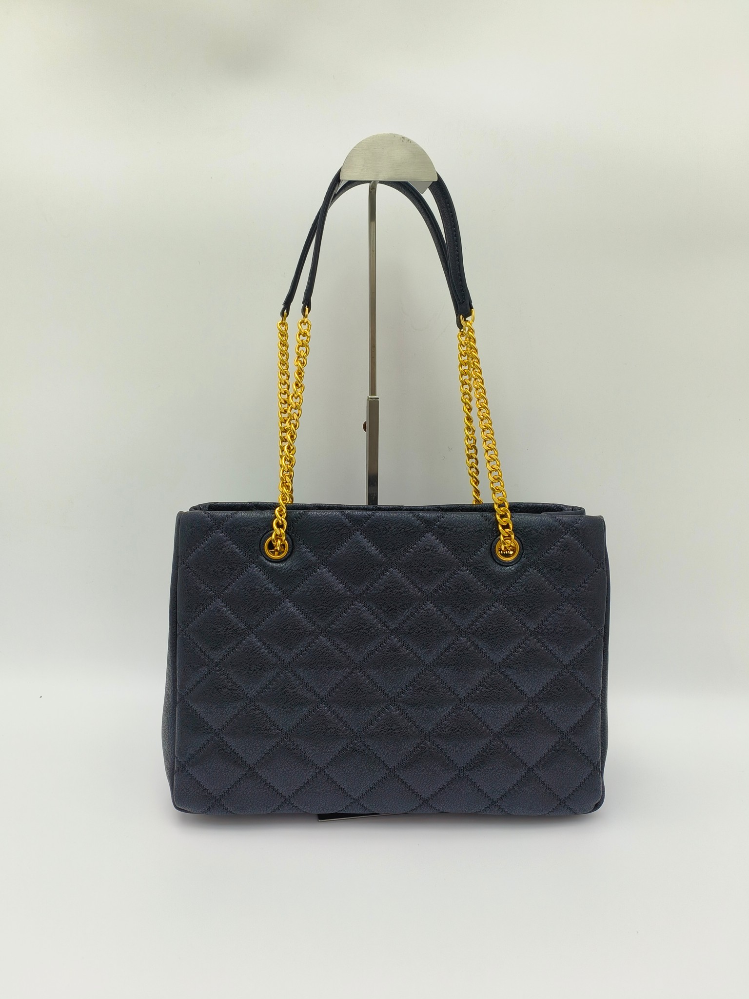 原单490
003#最新款 手提包 单肩包，山羊皮，菱格车线工艺！袋口有磁扣，中格一拉链，容量大，出行一包搞定！尺寸：底长34*高26*宽14