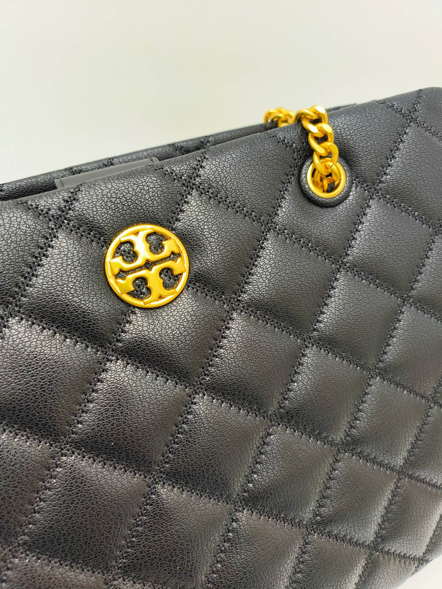 原单490
003#最新款 手提包 单肩包，山羊皮，菱格车线工艺！袋口有磁扣，中格一拉链，容量大，出行一包搞定！尺寸：底长34*高26*宽14