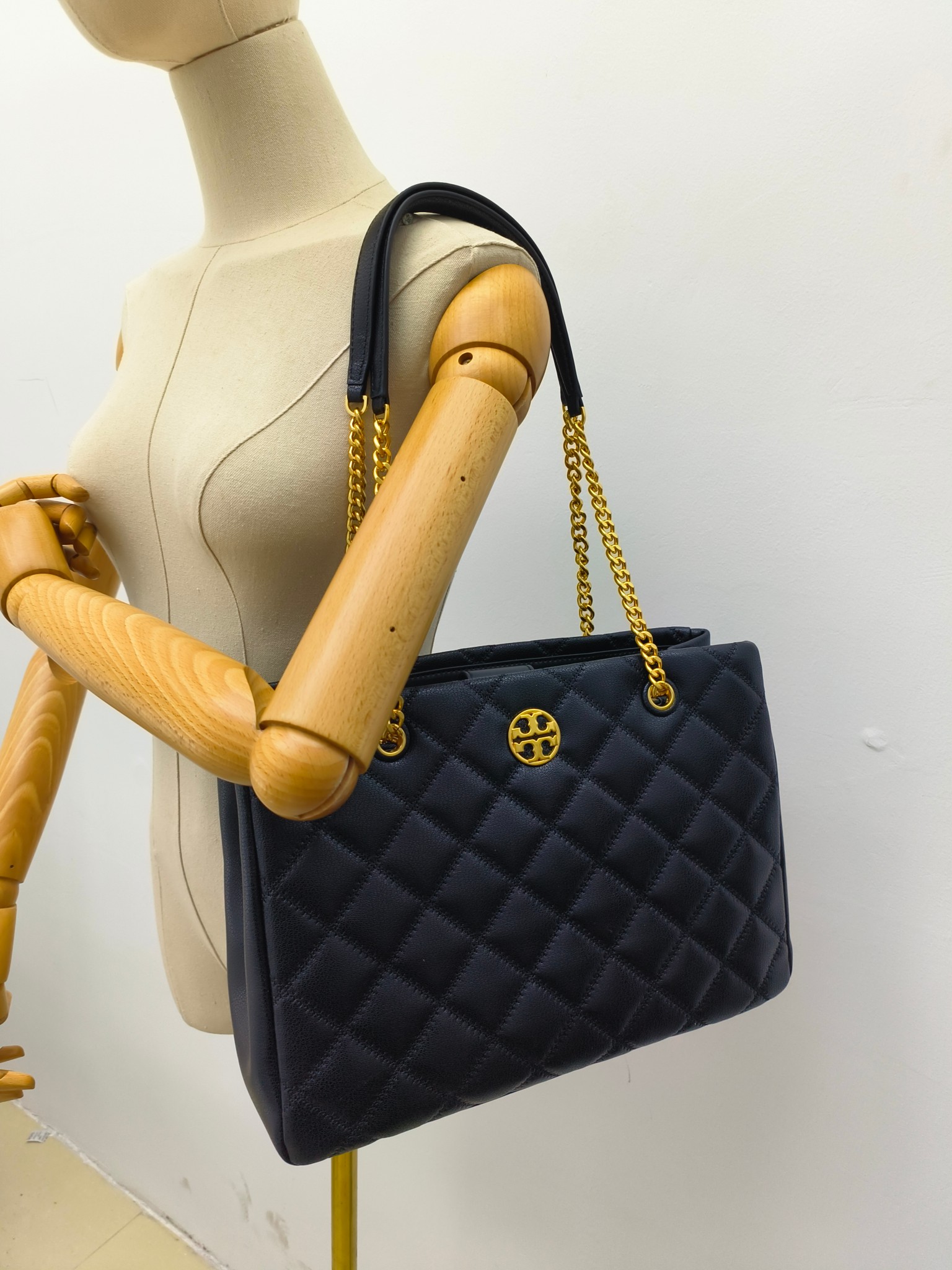 原单490
003#最新款 手提包 单肩包，山羊皮，菱格车线工艺！袋口有磁扣，中格一拉链，容量大，出行一包搞定！尺寸：底长34*高26*宽14