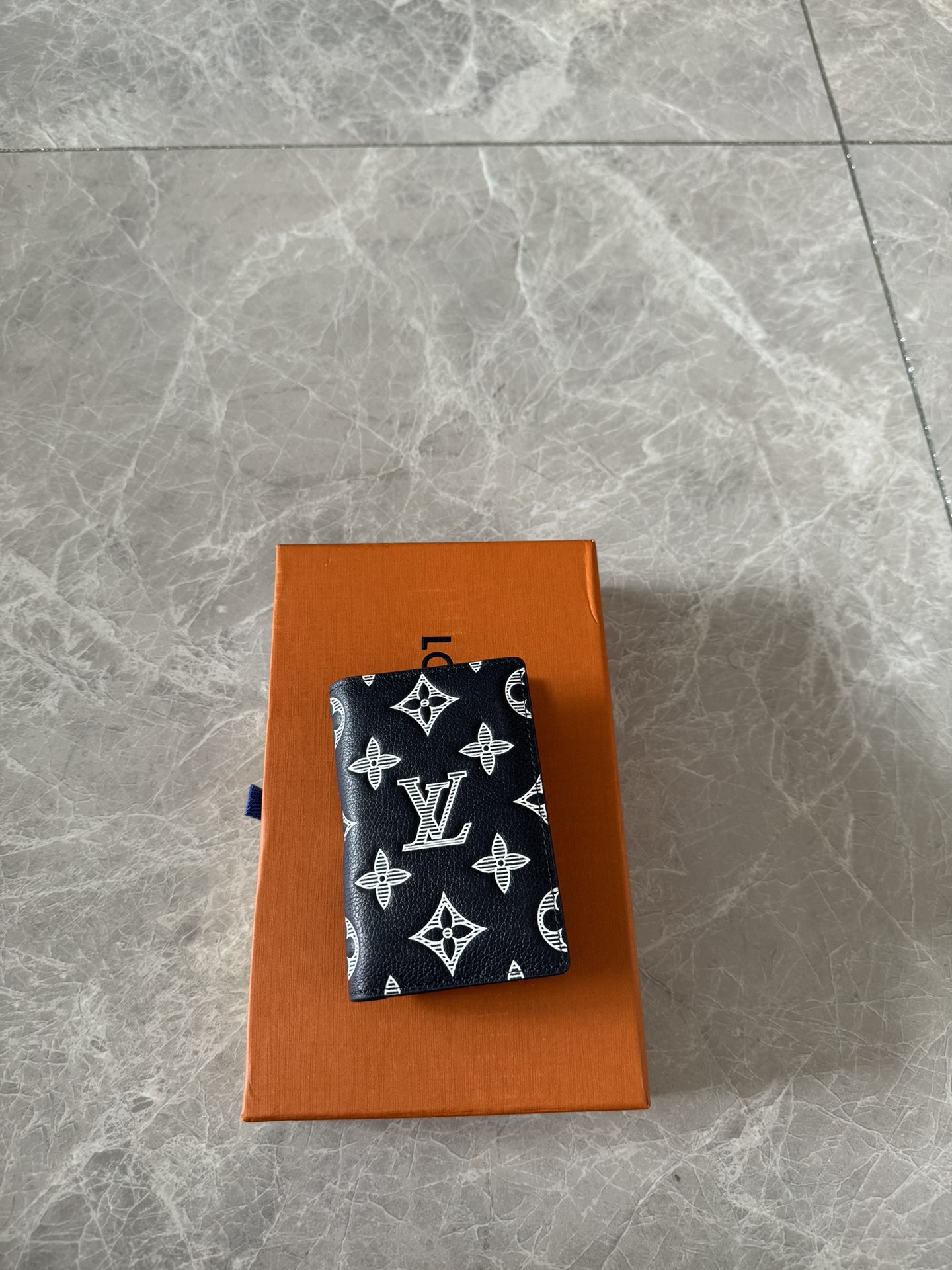 NO:178857,Genuine, top-notch new product Bag universal wallet M83378 card bag This bag universal wallet is made of gray Monogram Shadow cowhide, with Monogram embossed with gray Monogram prints, adding a low-key color to the soft leather. The wallet has a pocket and a credit card mezzanine, allowing for orderly placing personal belongings, which is another option other than traditional wallets. 8 x 11 x 1 cm, LV wallet/clip, louis vuitton, cowhide19860909正品级 顶级新品 袋裝萬用錢包 M83378卡包 這款袋裝萬用錢包以灰色Monogram Shadow牛皮製造,皮革綴有Monogram壓花圖案,並印有灰色Monogram印花圖案,為柔軟的皮革增添低調色彩.錢包設有口袋和信用卡夾層,可井然有序地放置隨身物品,是傳統錢包以外的另一選擇. 8 x 11 x 1 厘米,LV钱夹/手包,louis vuitton,cowhide,Bag