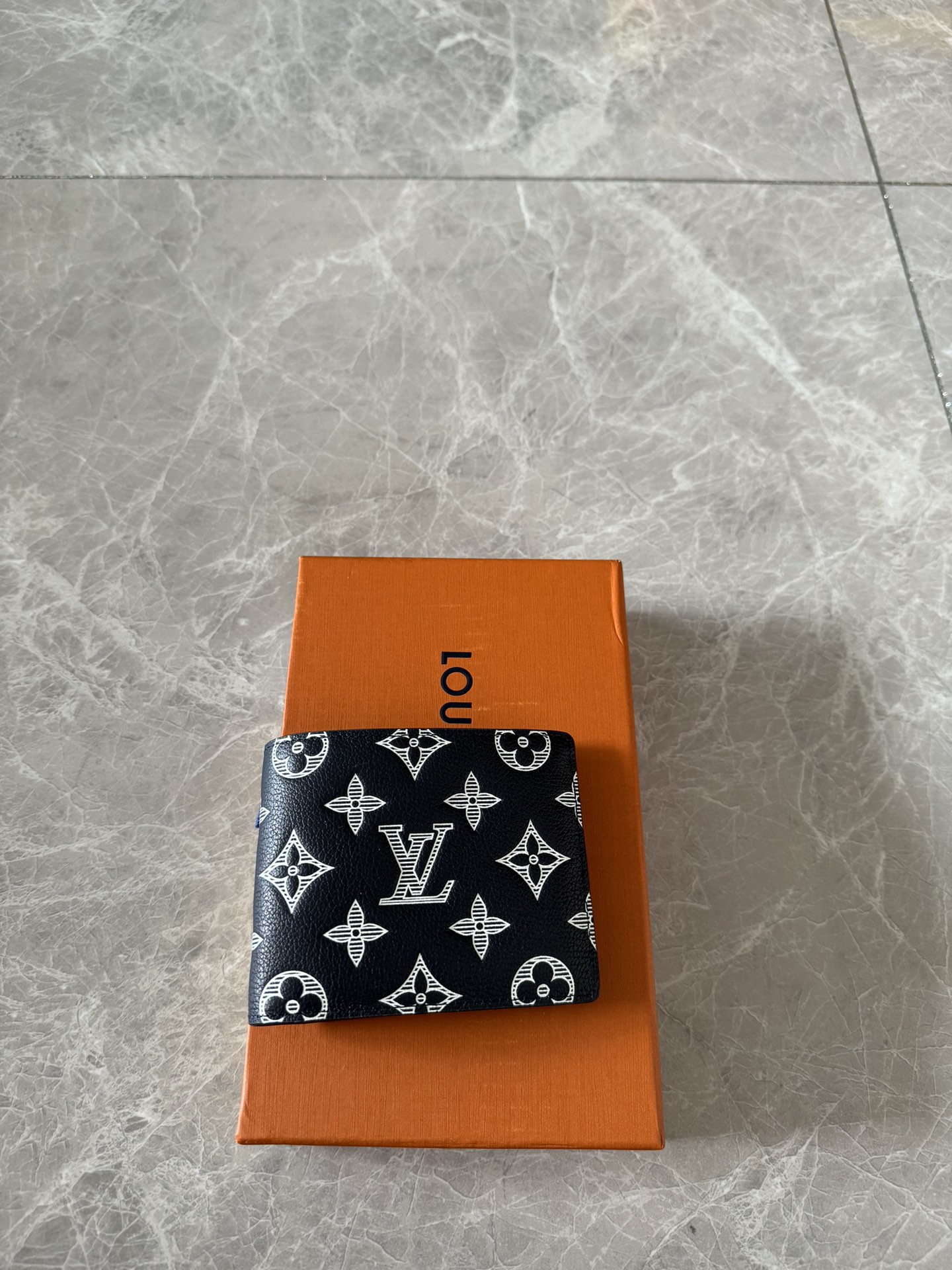 NO:178860,Authentic top-grade MULTIPLE wallet M83379 short clip This Louis Vuitton Multiple wallet is designed with a refreshing and simple design. The black Monogram Shadow calf leather fabric is very soft and decorated with the iconic Monogram embossed. It is small in size and very portable. It is equipped with multiple credit card slots and bills and banknote compartments. It has outstanding practicality. LV wallet/handbag, louis vuitton, louis vuitton, cowhide19860909正品级 顶级MULTIPLE 钱夹 M83379短夹 此款路易威登Multiple钱夹设计清爽简洁,黑色Monogram Shadow小牛皮面料质地十分柔软,饰有标志性Monogram压纹.尺寸小巧,极为便携,内配多个信用卡插槽与票据和纸钞隔层,实用性出众,LV钱夹/手包,louis vuitton,louis vuitton,cowhide,Bag